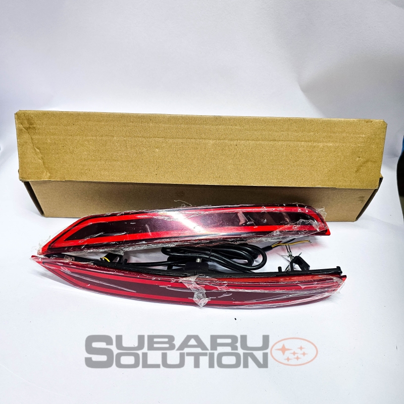 Red rear bumper reflector for Subaru Forester